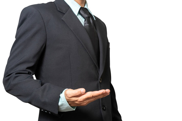 Πορτρέτο επιχειρηματίας φορώντας ένα μαύρο περίπτερο κοστούμι και ανοίξτε μία παλάμη στην πλευρά του απομονώνονται σε λευκό φόντο με περικοπή διαδρομή (επιλέξτε εστίαση στο χέρι) - Φωτογραφία, εικόνα