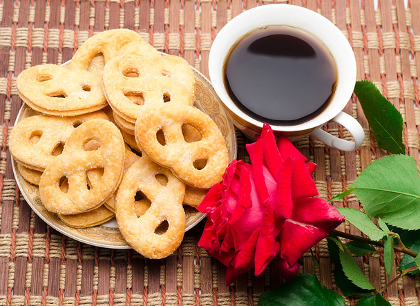 soubory cookie s kávou a růže - Fotografie, Obrázek