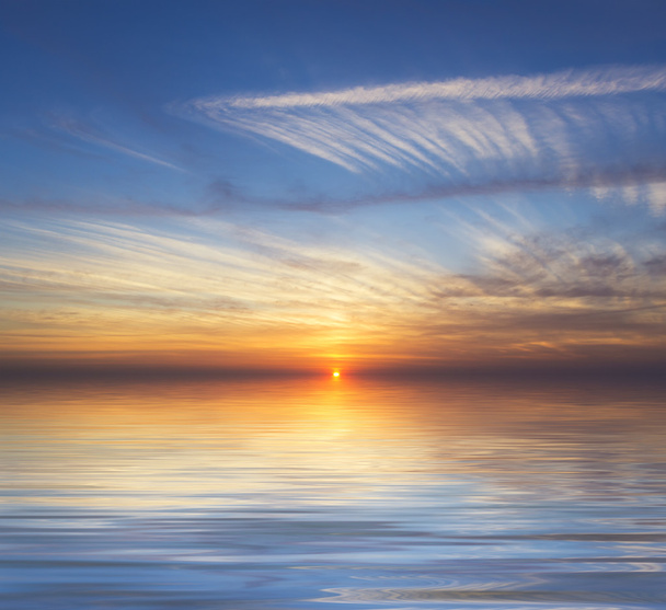 Sonnenreflexion bei Sonnenuntergang über dem Wasser - Foto, Bild