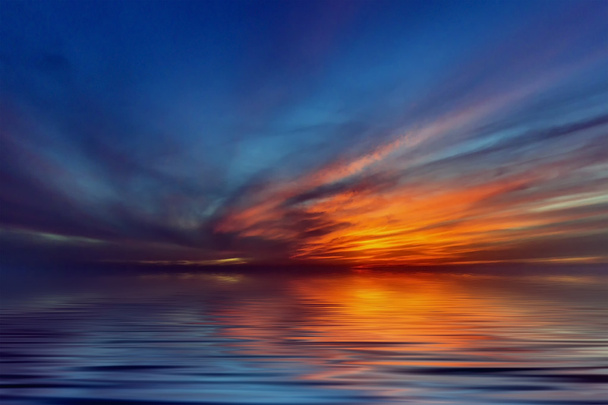 水の上の日没日の出の太陽の反射 - 写真・画像