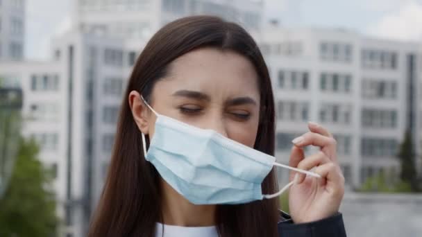 Mulher tirando máscara médica Scrathing rosto ter alergia fora - Filmagem, Vídeo
