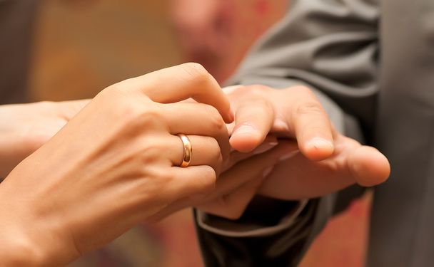 Mano di un uomo messo su una fede nuziale al dito della sposa
 - Foto, immagini