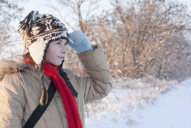 Adolescente chica mirando lejos en nevado día de invierno
 - Foto, imagen