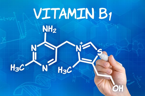 Main avec dessin au stylo la formule chimique de la vitamine B1
 - Photo, image