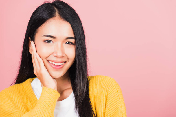 Happy Asian portret piękno słodkie młoda kobieta nastolatek uśmiechnięty białe zęby zaskoczony podekscytowany uroczystości gestykulujące dłonie na twarz studio strzał odizolowany na różowym tle - Zdjęcie, obraz