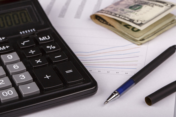 Бизнес графики с калькулятором, деньгами и ручкой
 - Фото, изображение