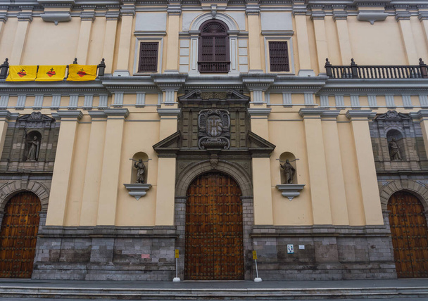 Fassade der Basilika und des Klosters San Pedro in der Azangaro-Straße, Innenstadt von Lima, Peru, Frontansicht. - Foto, Bild