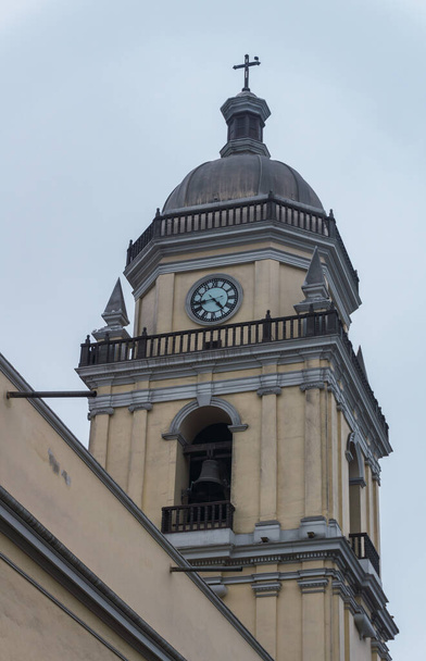 A Kis Bazilika és a San Pedro kolostor homlokzata az Azangaro utcában, Lima belvárosában, Peruban, templom kupola - Fotó, kép