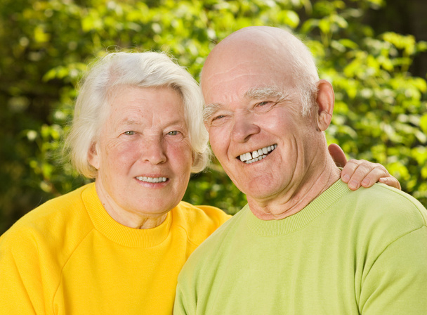 idősebb pár, a szeretet szabadban - Fotó, kép
