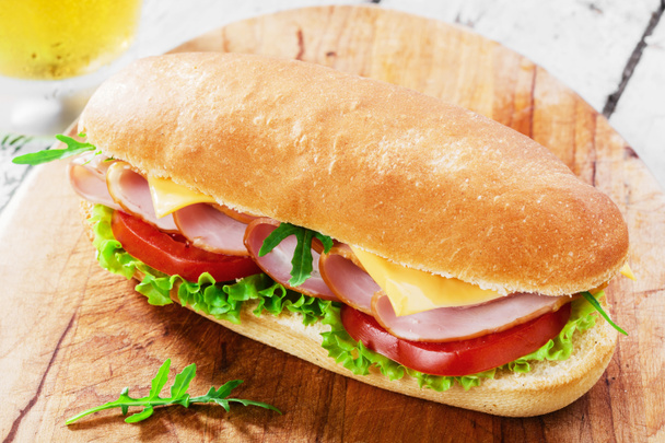 Sandwich de jamón con queso y tomates
 - Foto, Imagen