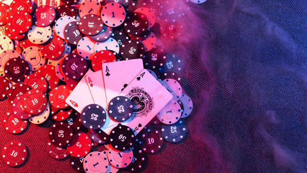 casino concept: speelkaarten vier azen, wedden chips, geld. Bovenaanzicht. Rook toegevoegd aan de foto - Foto, afbeelding
