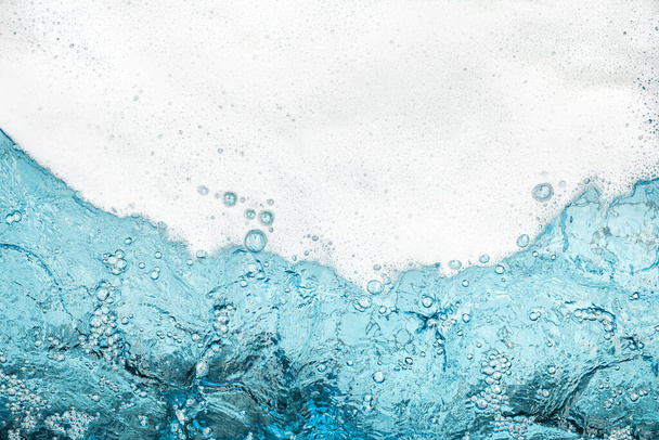 Espuma blanca fondo de agua azul claro primer plano, borde de ola de espuma de mar o océano, burbujas de espuma textura, fondo de espuma, patrón de jabón suds, detergente jabón, superficie de baño espumoso, ducha, limpiar y lavar  - Foto, Imagen
