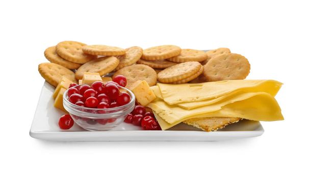Bord met lekkere crackers, kaas en veenbessen op witte achtergrond - Foto, afbeelding