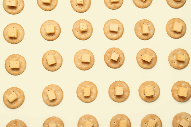 Вкусные крекеры с сыром на цветном фоне - Фото, изображение
