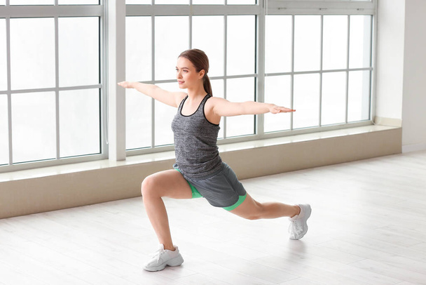 Sportowa młoda kobieta uprawia jogę na siłowni - Zdjęcie, obraz
