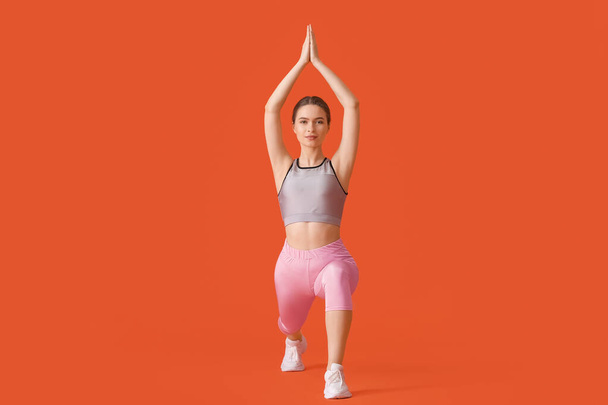 Sportliche junge Frau macht Yoga auf farbigem Hintergrund - Foto, Bild