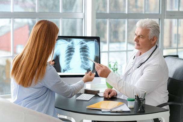 Patient visitant un pneumologue en clinique - Photo, image