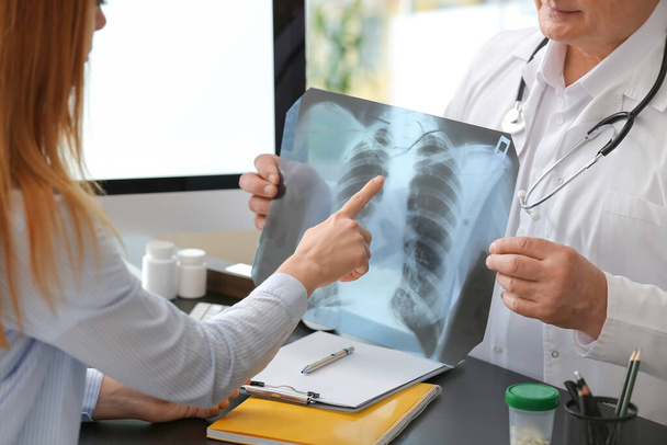 Patient visitant un pneumologue en clinique - Photo, image
