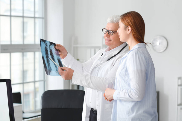 Patiënt op bezoek bij pulmonoloog in kliniek - Foto, afbeelding
