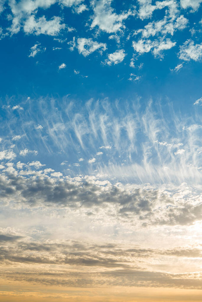 Hermosa textura del cielo del atardecer. Pequeñas nubes de primavera plumosas. Nube vertical cubierta foto - Foto, Imagen