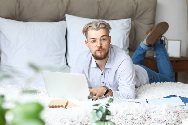 Fiatal férfi tanul online otthon - Fotó, kép