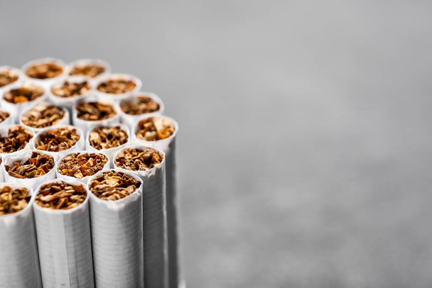 Много сигарет на сером фоне, крупным планом - Фото, изображение