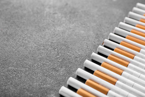 Muchos cigarrillos sobre fondo oscuro, primer plano - Foto, Imagen