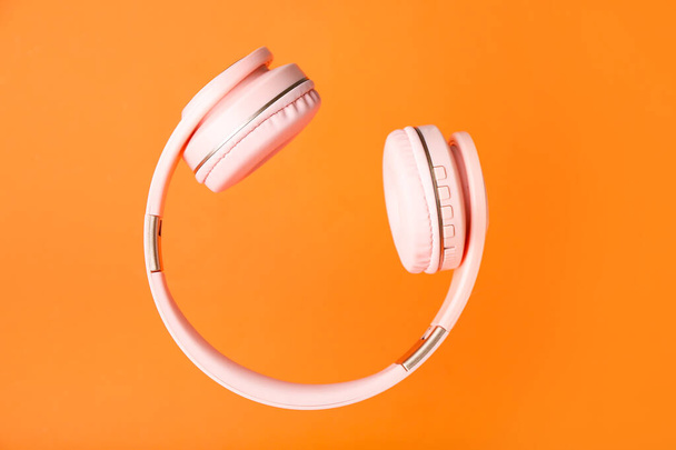 Headphones modernos em fundo de cor - Foto, Imagem