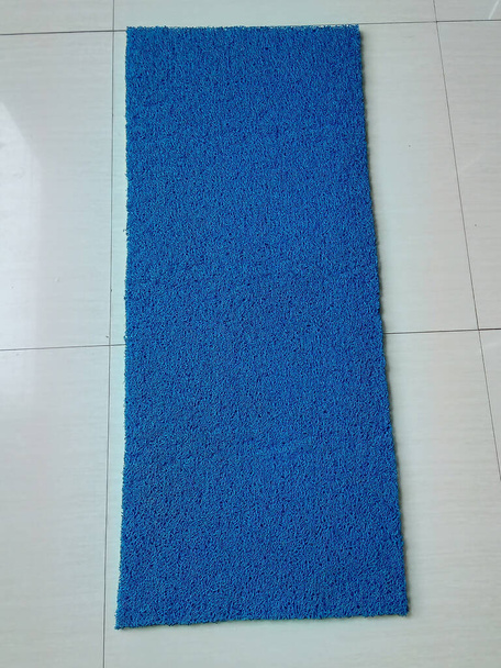 kék lábtörlő a padlón fotó - Fotó, kép