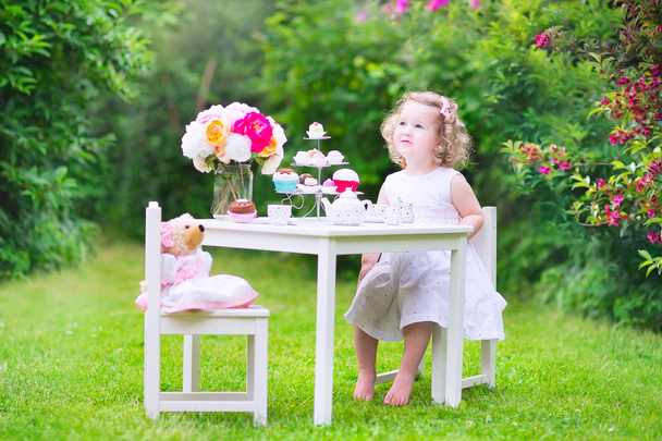 Toddler dziewczynka gra Herbatka z lalką - Zdjęcie, obraz