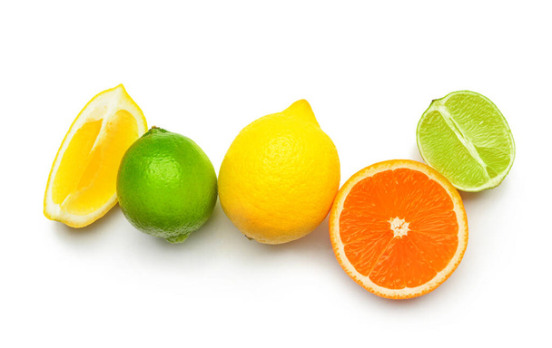 Zdrowe owoce cytrusowe na białym tle - Zdjęcie, obraz