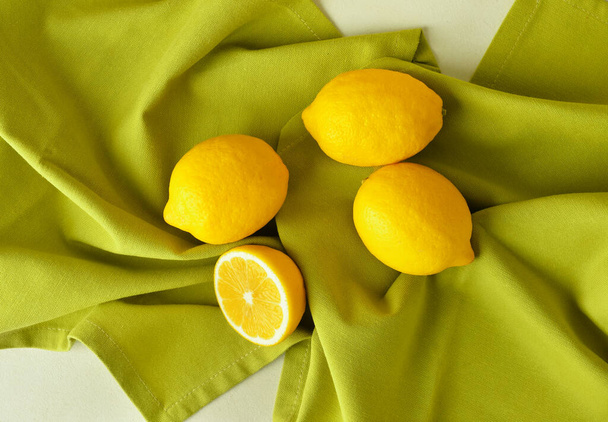 Verse citroenen op kleur achtergrond - Foto, afbeelding