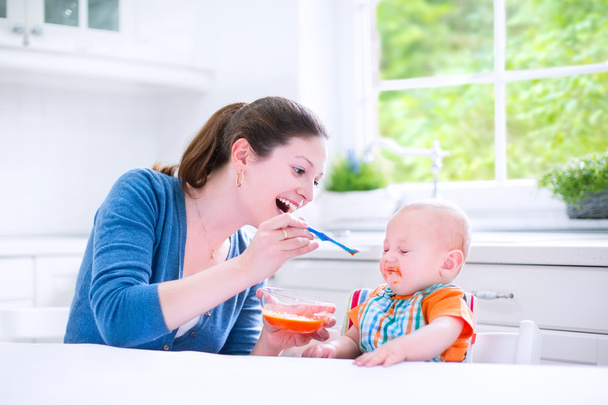 Bébé garçon manger sa première nourriture solide
 - Photo, image