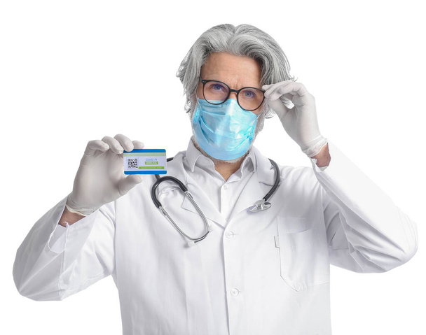 Γιατρός με κάρτα εμβολιασμού σε λευκό φόντο - Φωτογραφία, εικόνα