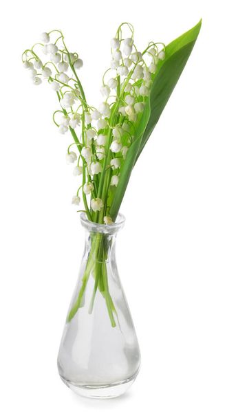 Vase avec de belles fleurs de lis de la vallée sur fond blanc - Photo, image