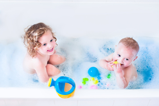 Lapset leikkivät kylvyssä
 - Valokuva, kuva
