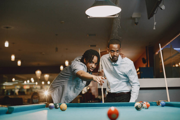 Men playing billiards in a club - Zdjęcie, obraz