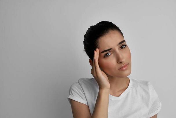 Frau im weißen T-Shirt gesundheitliche Probleme Kopfschmerzen Stress Emotionen - Foto, Bild