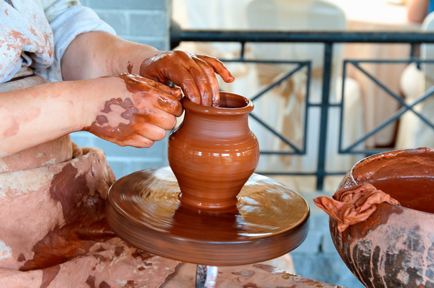 Potter maken de pot in traditionele stijl. Close-up - Foto, afbeelding