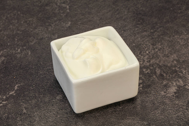 ボウルに乳製品サワークリーム - 写真・画像