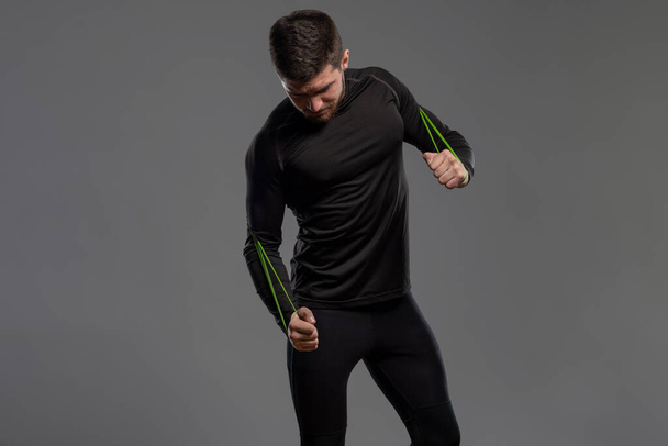 Sportos férfi ellenállóképességgel rugalmas nyújtott vállak - Fotó, kép