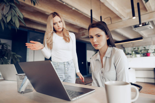 Young female boss scolding her female subordinate for bad work results - Foto, Bild