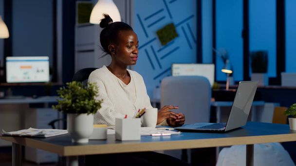 Африканський менеджер розмовляє в Інтернеті з віддаленими співробітниками за допомогою ноутбука. - Фото, зображення