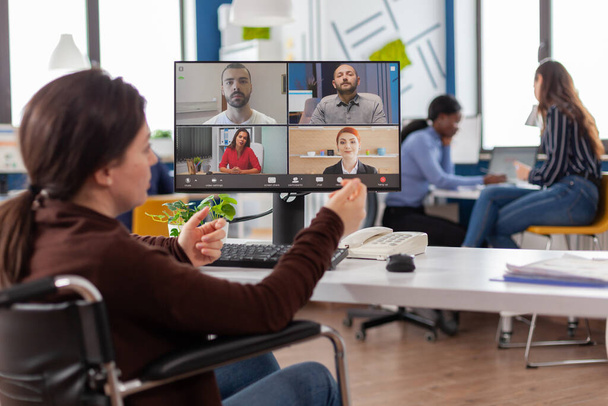 Employé invalide lors d'une réunion virtuelle parlant sur vidéocall - Photo, image