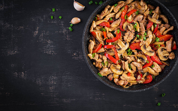 Stir fry with chicken, mushrooms and sweet peppers - Chinese food. Top view, above - Foto, Imagen