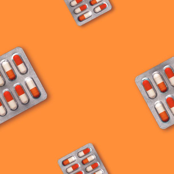 Tabletten in Kapseln auf hellem Hintergrund, nahtloses Muster. - Foto, Bild