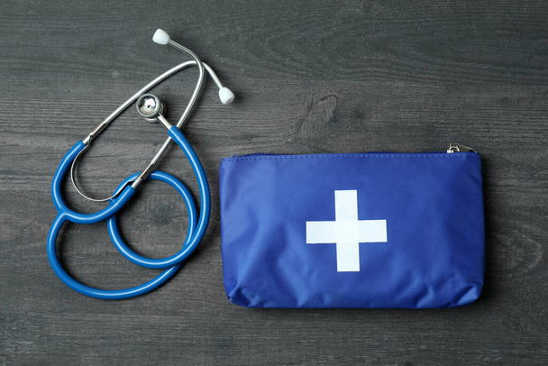 Kit medico di pronto soccorso su sfondo di legno scuro - Foto, immagini