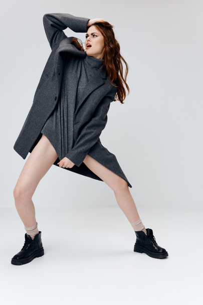 mujer de estilo agresivo en botas abrigo suéter peinado - Foto, Imagen