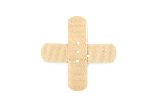 Σταυρός από ιατρικό έμπλαστρο, απομονωμένος σε λευκό φόντο - Φωτογραφία, εικόνα