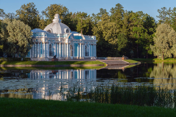 Pavillon de la Grotte dans le parc Catherine à Tsarskoïe Selo par une journée ensoleillée d'été, Pouchkine, Saint-Pétersbourg, Russie - Photo, image